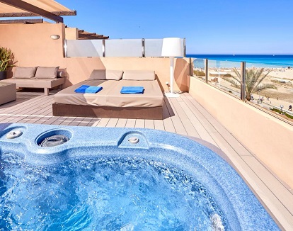 Foto del jacuzzi que se encuentra en la terraza amueblada del Apartamento Premium con Terraza Royal donde puesdes tomar el sol y disfrutar de vistas al mar desde tu jacuzzi.