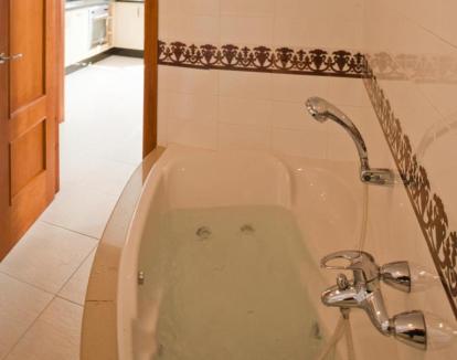 Foto del apartamento de dos dormitorios con jacuzzi privado en el baño.