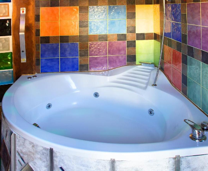Foto de la bañera de hidromasaje de uno de los apartamentos de Anahuaska Art - Suites Temáticas