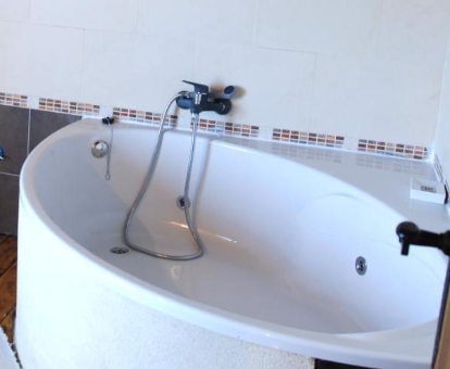 Foto de la bañera de hidromasaje de los Apartamentos Aira Sacra
