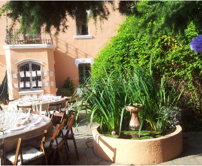 Terraza con zona de comedor del hotel para adultos Mas Figueres, Marçà