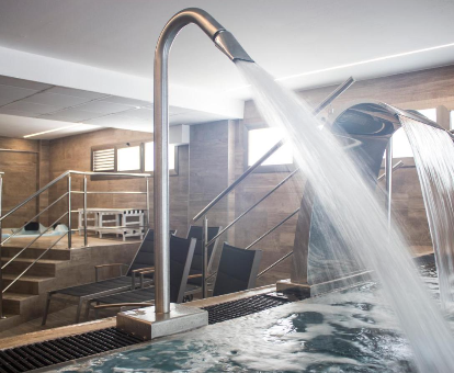Bañera de hidromasaje ubicada en el Spa del Hotel Oasis Park en Salou