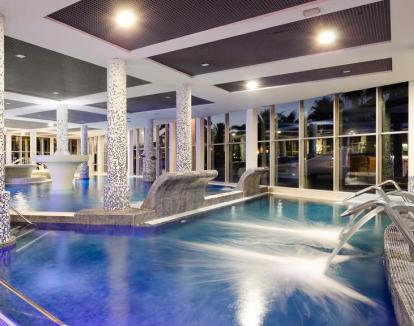 Foto del amplio spa con piscina de hidroterapia.