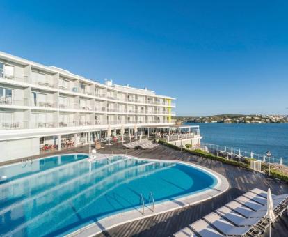 Hotel con encanto con gran piscina al aire libre junto al mar.