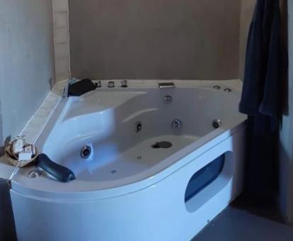 Amplia bañera de hidromasaje privada de la Suite de lujo del hotel.