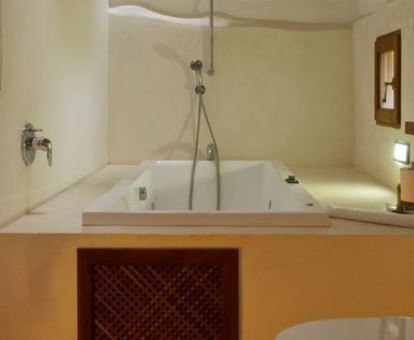 Bañera de hidromasaje privada de una de las habitaciones dobles del hotel.
