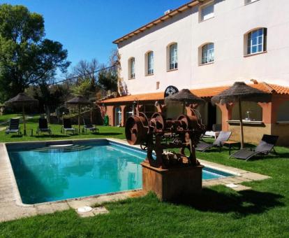 Coqueto hotel con encanto con amplios jardines y piscina exterior.