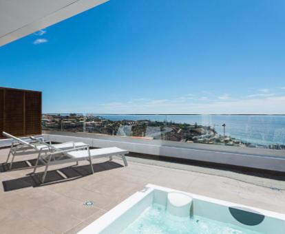 Terraza con jacuzzi privado y vistas al mar de uno de los apartamentos del complejo.