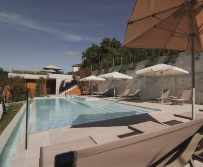 Agradable zona exterior con piscina y solarium de este coqueto hotel.
