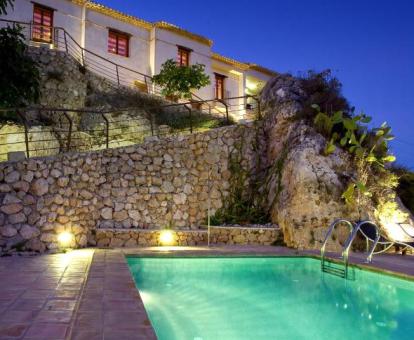 Acogedor hotel con encanto con piscina al aire libre.