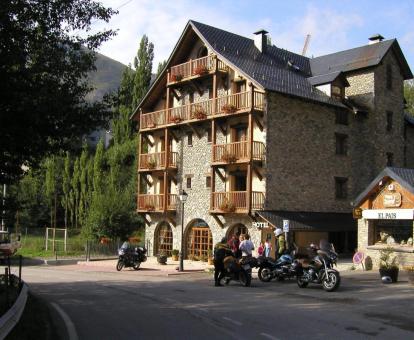 Edificio de este bello hotel de montaña en un tranquilo entorno para descansar.