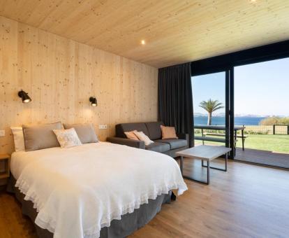 Dormitorio con vistas al mar de una de las preciosas cabañas del establecimiento.