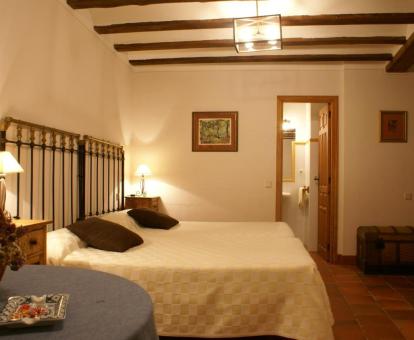 Una de las habitaciones de estilo tradicional de este acogedor hotel.