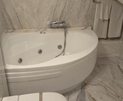 Bañera de hidromasaje privada de una de las habitaciones del hotel.