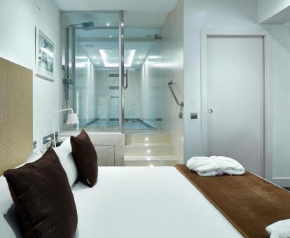 Una de las habitaciones con piscina privada cerca de la cama de este hotel con encanto.