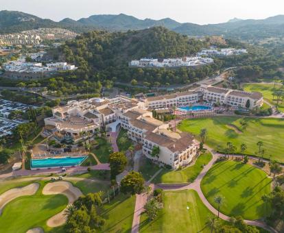 Vista aérea de este fabuloso hotel con encanto con amplios exteriores y piscinas al aire libre.