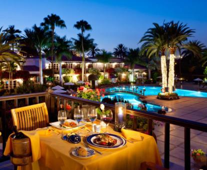 Terraza con una romántica cena y vistas a las zonas comunes de este precioso hotel.