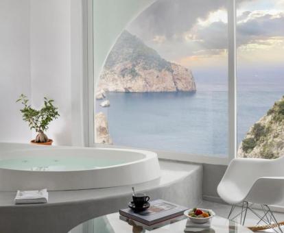 Preciosa zona con bañera de hidromasaje privada y vistas al mar de la Habitación Doble Superior del hotel.