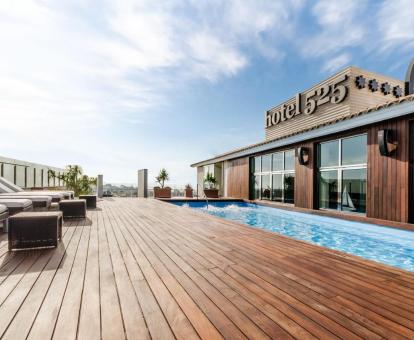 Terraza con solarium y piscina al aire libre de este hotel con encanto.