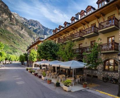 Edificio de este precioso hotel rodeado de montañas.