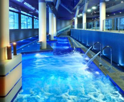 Gran piscina de hidroterapia en funcionamiento del spa de este hotel con encanto.
