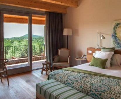 Una de las habitaciones con balcón y vistas a la naturaleza de este hotel con encanto.