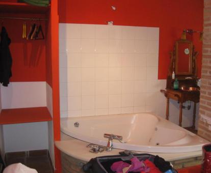 Bañera de hidromasaje privada de una de las habitaciones del hotel.