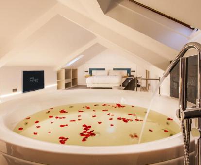 Maravillosa habitación con bañera de hidromasaje privada de este hotel con encanto.