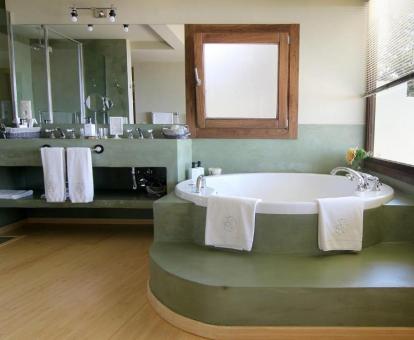 Amplio baño con bañera de hidromasaje de la Suite Exclusiva del hotel.