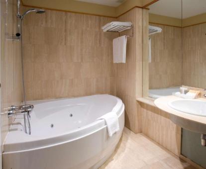 Amplia bañera de hidromasaje de una de las habitaciones dobles del hotel.