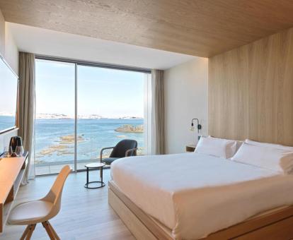 Una de las modernas habitaciones con vistas al mar de este coqueto hotel boutique.