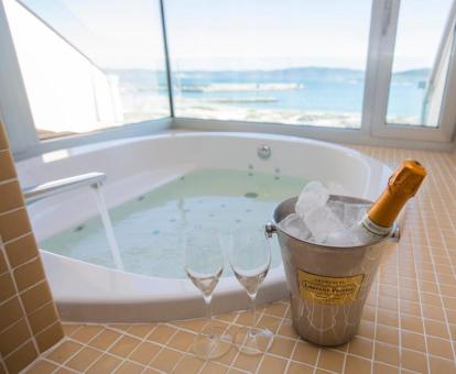 Fabuloso espacio con jacuzzi privado y vistas al mar de la suite del hotel. 