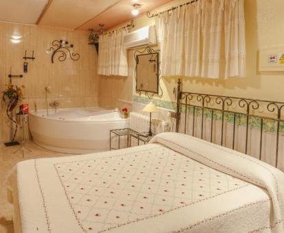 Estudio Superior Romántico con bañera de hidromasaje privada junto a la cama.