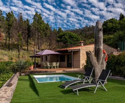 Coqueta casa independiente en medio de la naturaleza con piscina privada al aire libre.
