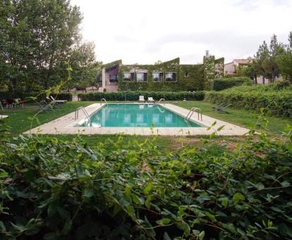 Maravilloso hotel con encanto rodeado de jardines con amplia piscina al aire libre.