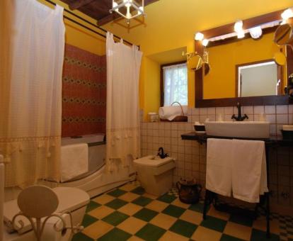 Baño de estilo tradicional con un amplio jacuzzi de la suite del hotel.