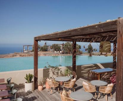 Terraza con piscina y maravillosas vistas al mar de este precioso resort.