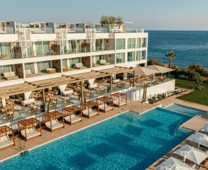 Precioso hotel con piscina a poca distancia del mar.